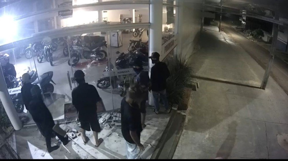 VÍDEO: 7 Criminosos invadem concessionária e fogem levando várias motos