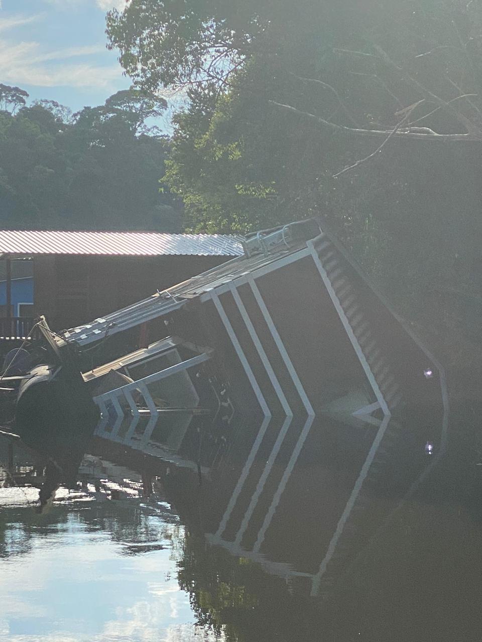 CORONAFEST: Polícia Civil investiga causas de naufrágio de flutuante em Candeias