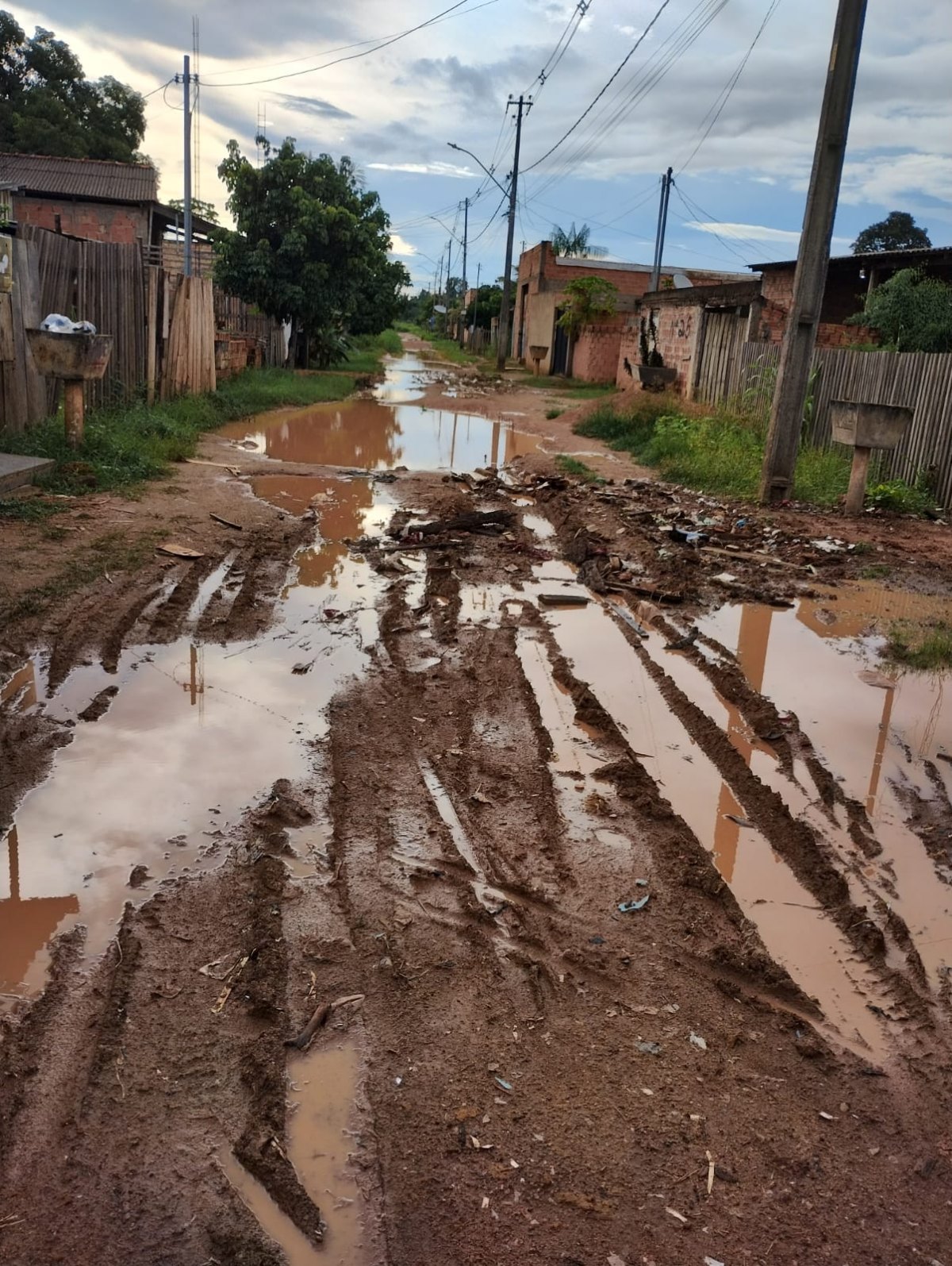 PEDIDO DE PROVIDÊNCIA: Morador relata atoleiro no bairro Nova Canaã, em Porto Velho