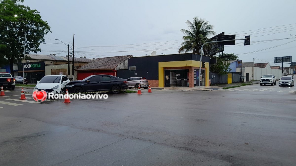 EMBRIAGADA: Forte colisão entre Jetta e HB20 em semáforo é registrada e mulher acaba presa