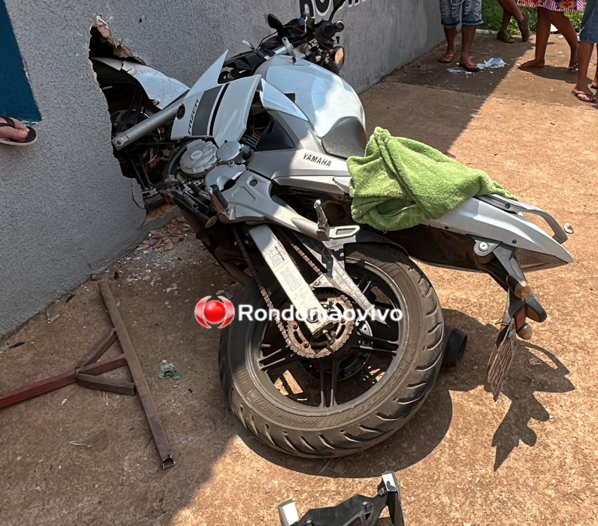 BATEU NA PAREDE: Moto aplicativo e passageira ficam em estado gravíssimo em acidente