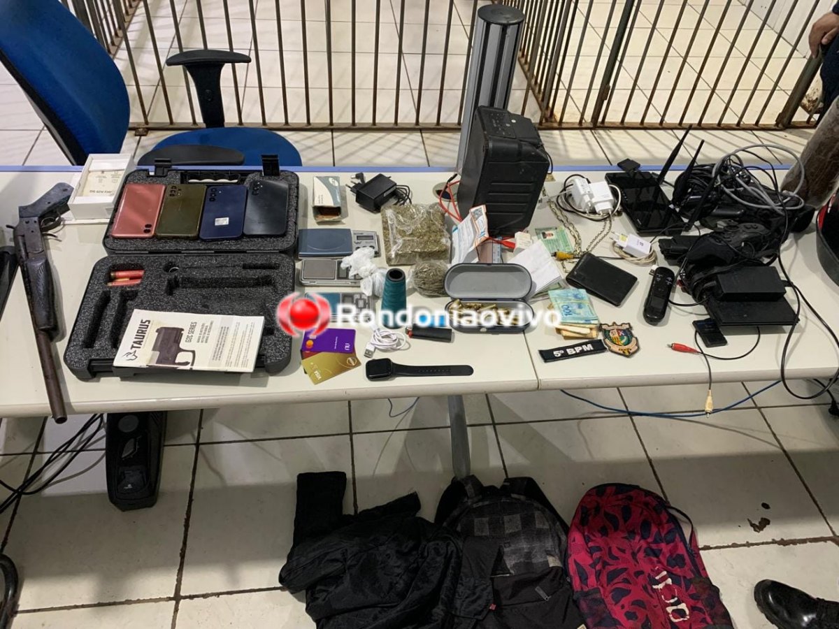 NO RESIDENCIAL: Dois acusados são presos com armas, droga e muda de maconha 