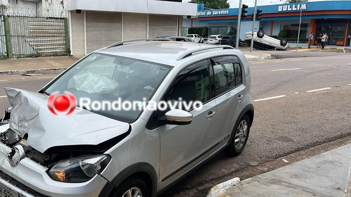 NO SEMÁFORO: Jeep Overland capota após forte colisão no Centro 