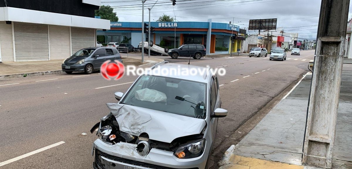 NO SEMÁFORO: Jeep Overland capota após forte colisão no Centro 