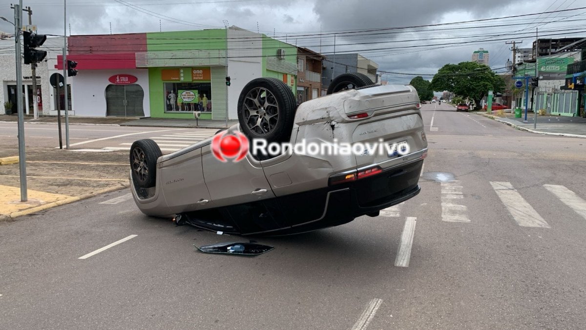 NO SEMÁFORO: Jeep Overland capota após forte colisão no Centro 
