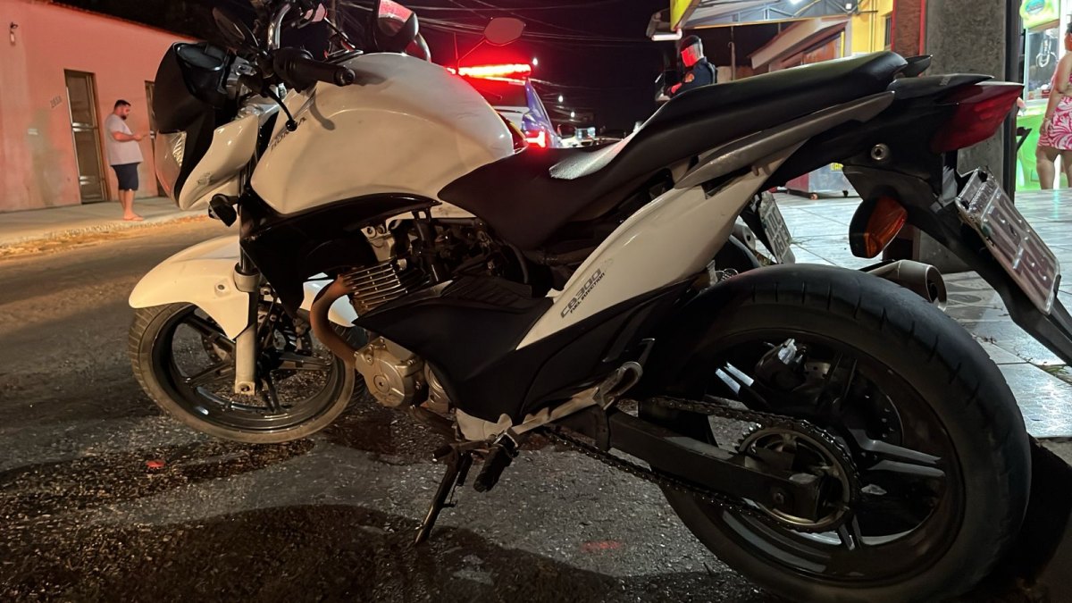 PELAS COSTAS: Padeiro em moto é perseguido por dupla e atacado a tiros no trânsito 