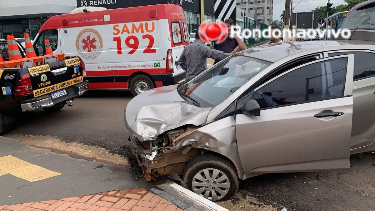 NO SEMÁFORO: Forte colisão entre veículos deixa motorista ferido na Jorge Teixeira 