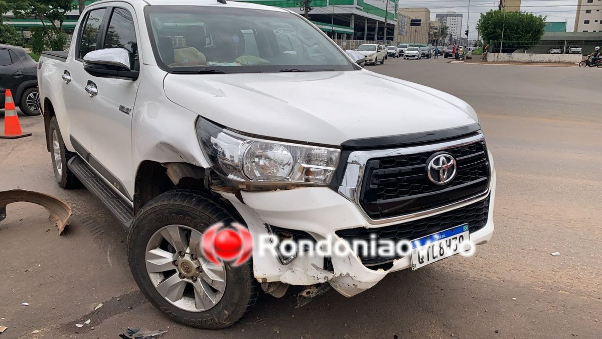 NO SEMÁFORO: Forte colisão entre veículos deixa motorista ferido na Jorge Teixeira 