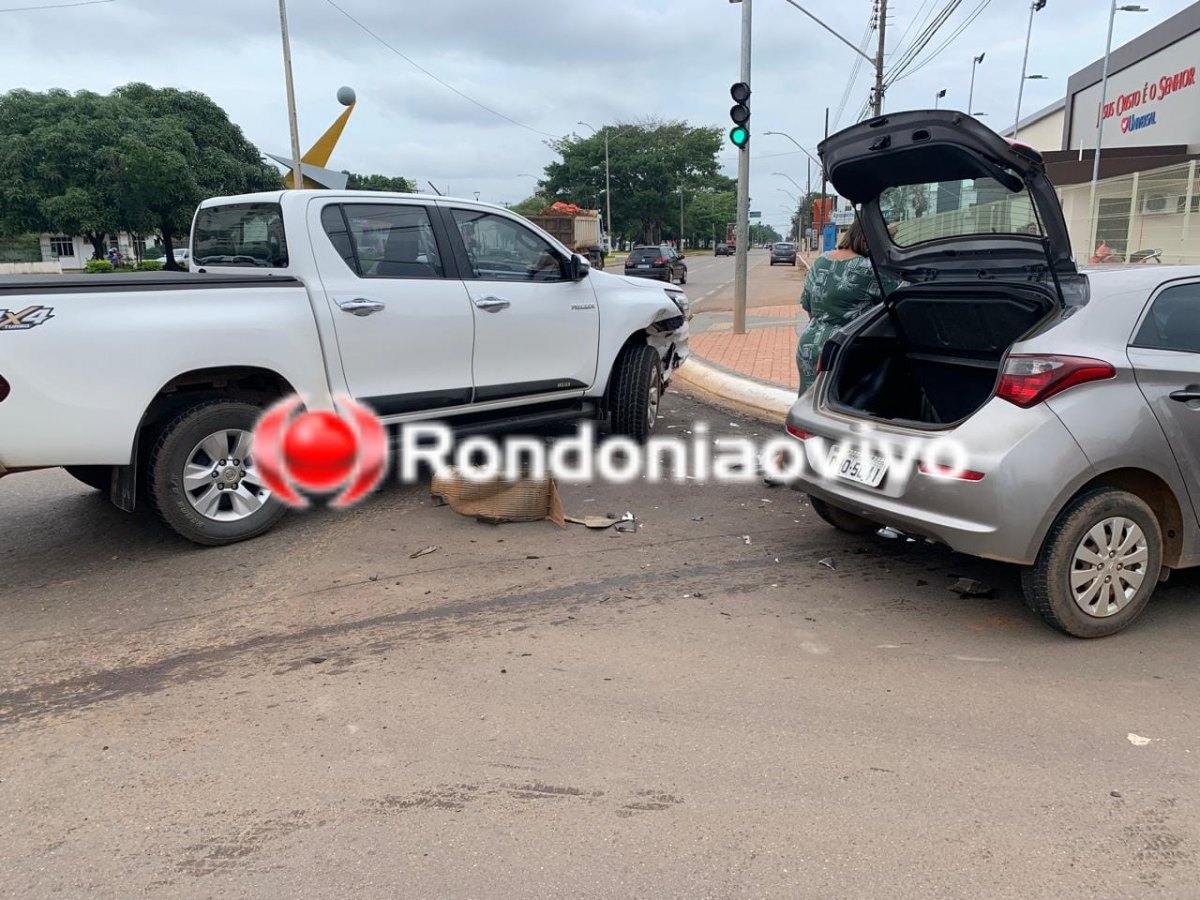 NO SEMÁFORO: Forte colisão entre veículos deixa motorista ferido na Jorge Teixeira 