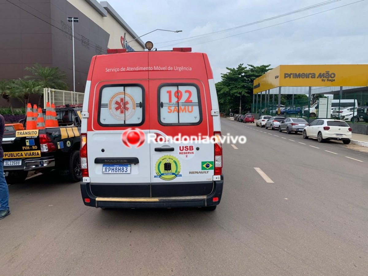 NO SEMÁFORO: Forte colisão entre veículos deixa motorista ferido na Jorge Teixeira 