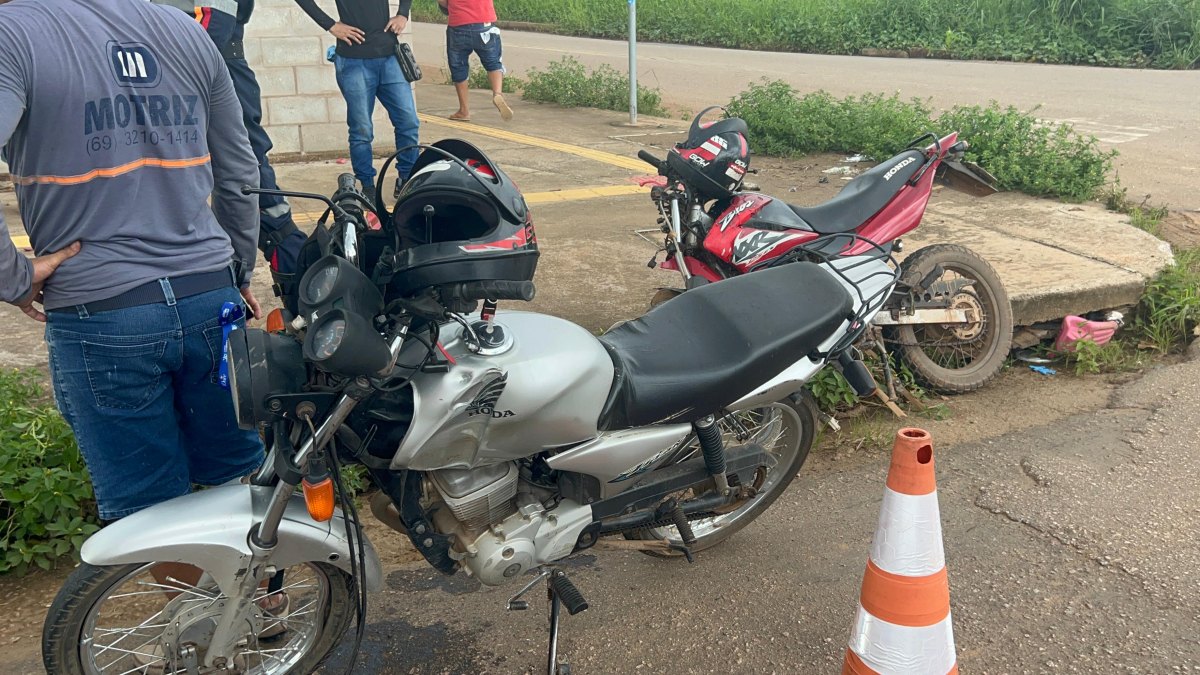 DE FRENTE: Batida frontal entre motos deixa dois homens com fraturas nos braços
