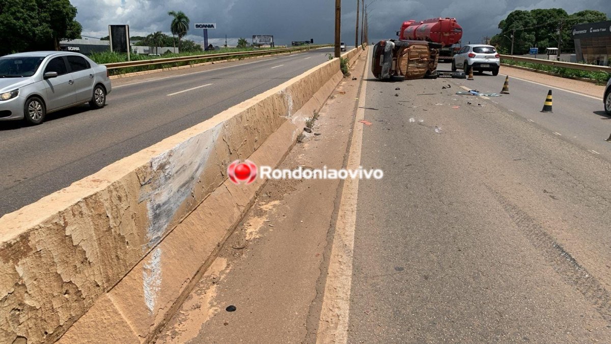 NO VIADUTO: Carro capota após colidir com caminhão na BR-364 