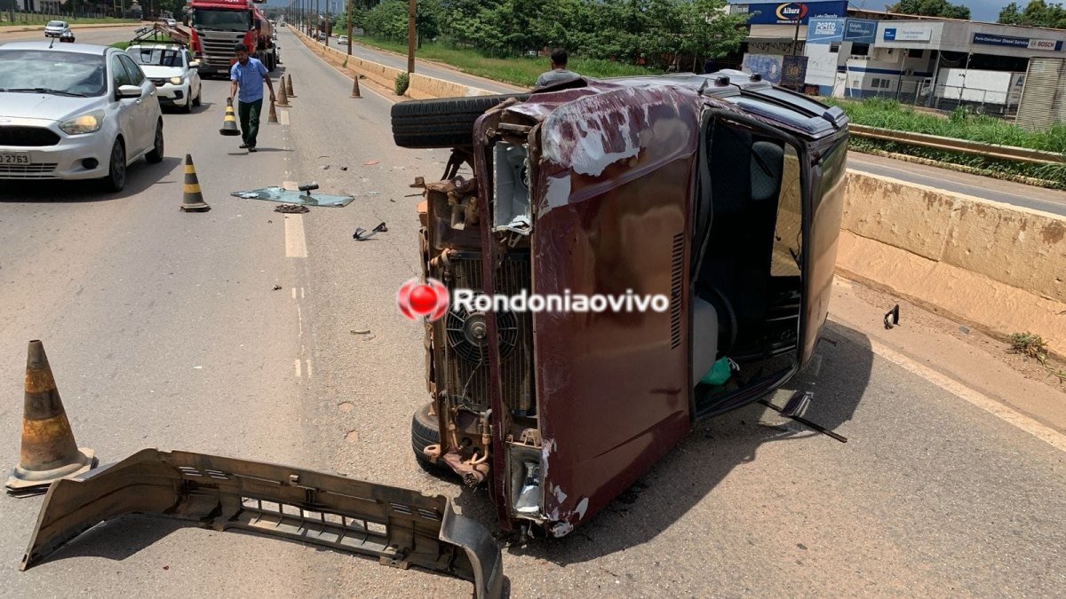 NO VIADUTO: Carro capota após colidir com caminhão na BR-364 