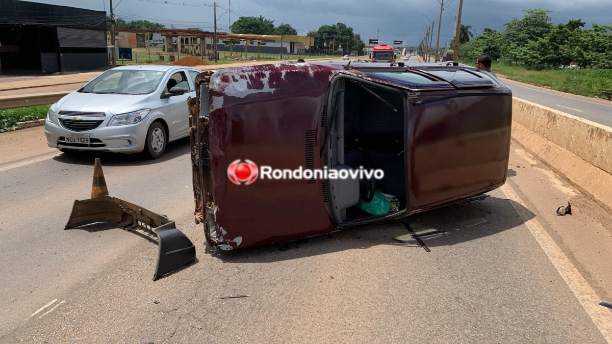 NO VIADUTO: Carro capota após colidir com caminhão na BR-364 