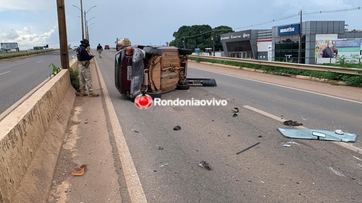 NO VIADUTO: Carro capota após colidir com caminhão na BR-364 