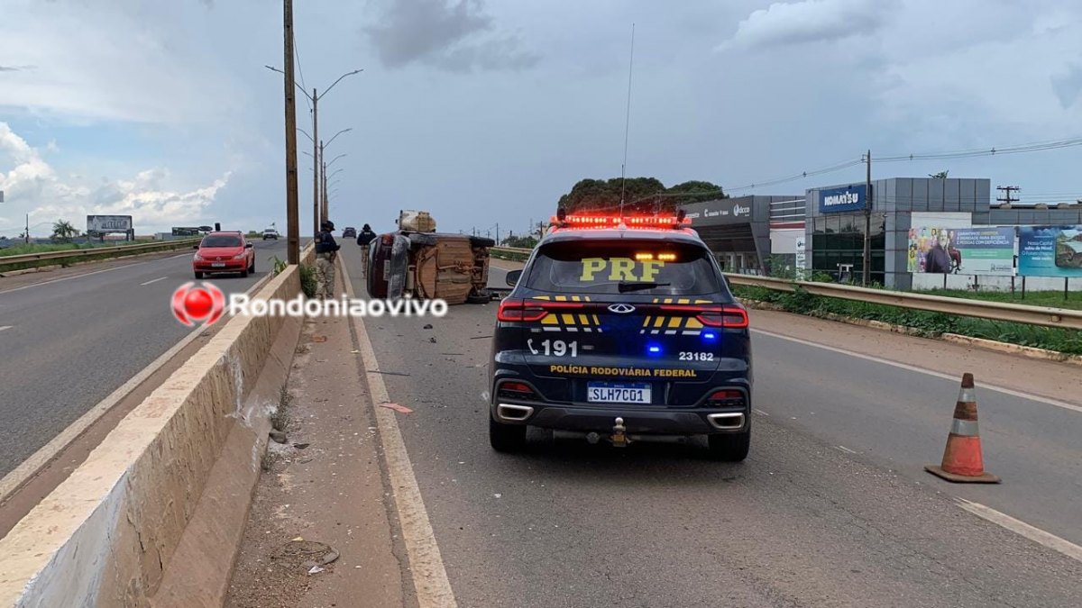 NO VIADUTO: Carro capota após colidir com caminhão na BR-364 