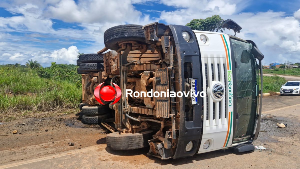 URGENTE: Motorista fica ferido após caminhão do lixo tombar na BR-319