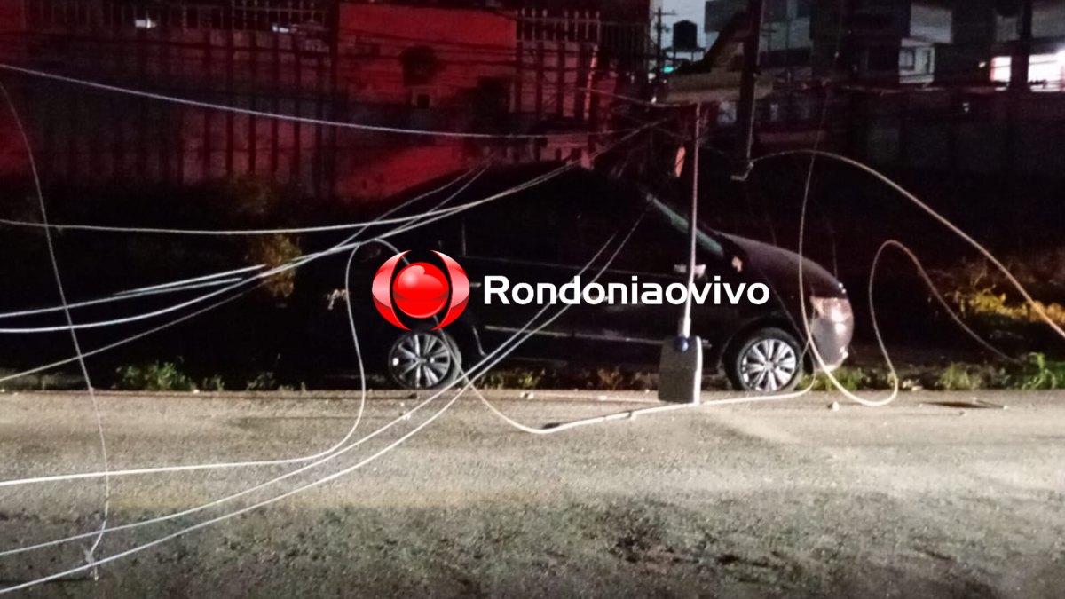 DESGOVERNADO: Motorista destrói poste com carro e foge após deixar população sem energia 