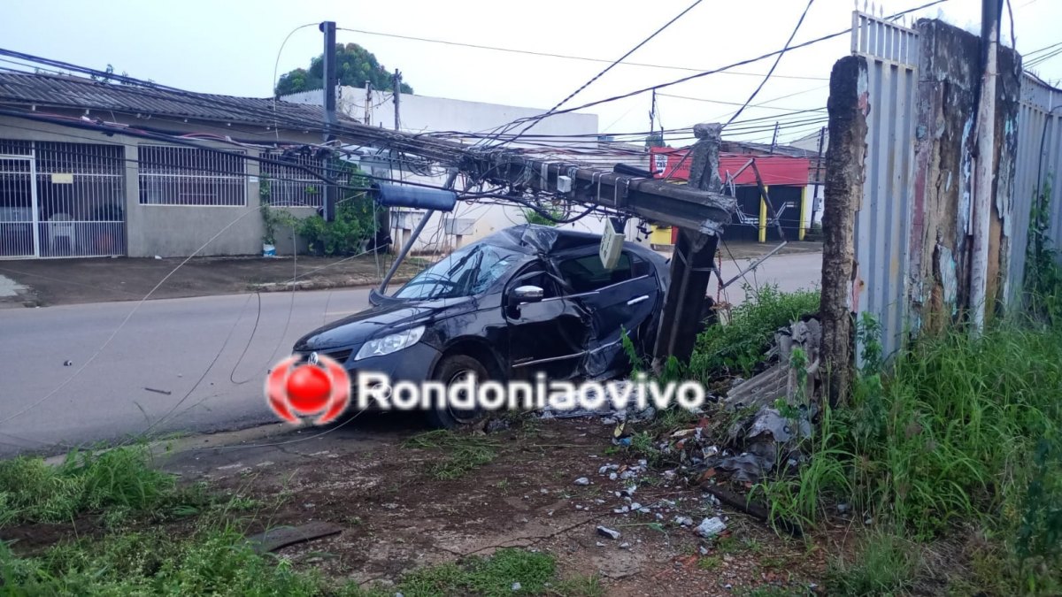 DESGOVERNADO: Motorista destrói poste com carro e foge após deixar população sem energia 