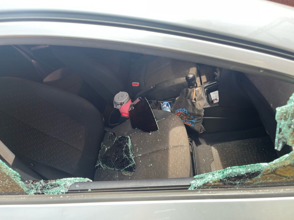 VÍDEO: Cabo da PM age rápido e resgata bebê presa dentro de carro 