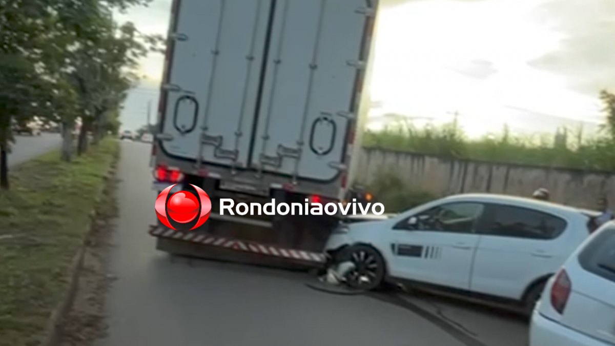 ACIDENTE: Carreta volta de ré e atinge carros na Avenida Rio de Janeiro 