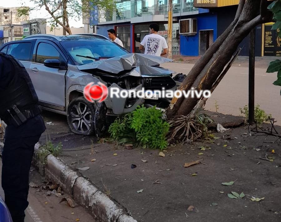 NAÇÕES UNIDAS: Carro se choca contra árvore e fica destruído em grave acidente 