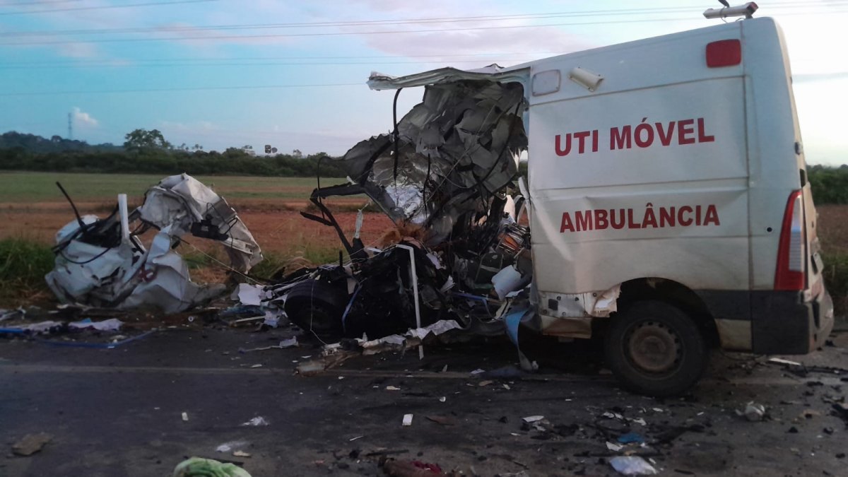 URGENTE: Quatro pessoas morrem após acidente entre ambulância e carreta de soja na BR-364 