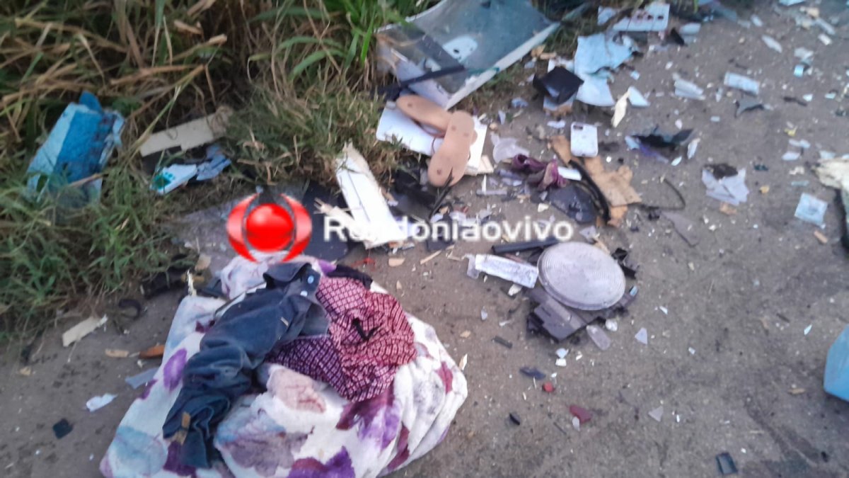 URGENTE: Quatro pessoas morrem após acidente entre ambulância e carreta de soja na BR-364 