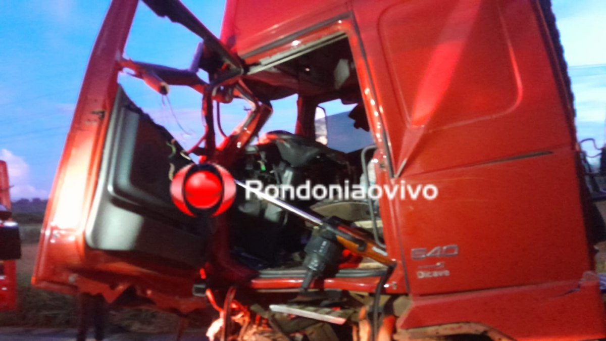 URGENTE: Quatro pessoas morrem após acidente entre ambulância e carreta de soja na BR-364 