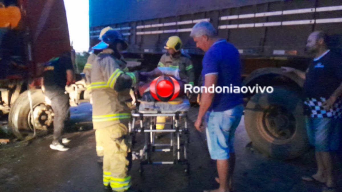 URGENTE: Quatro pessoas morrem após acidente entre ambulância e carreta de soja na BR-364 
