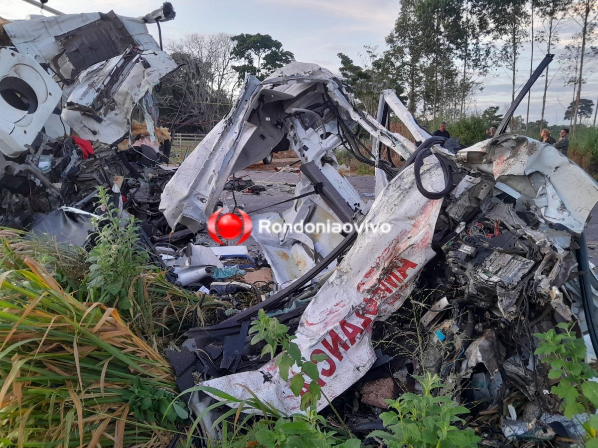 URGENTE: Quatro pessoas morrem após acidente entre ambulância e carreta de soja na BR-364 