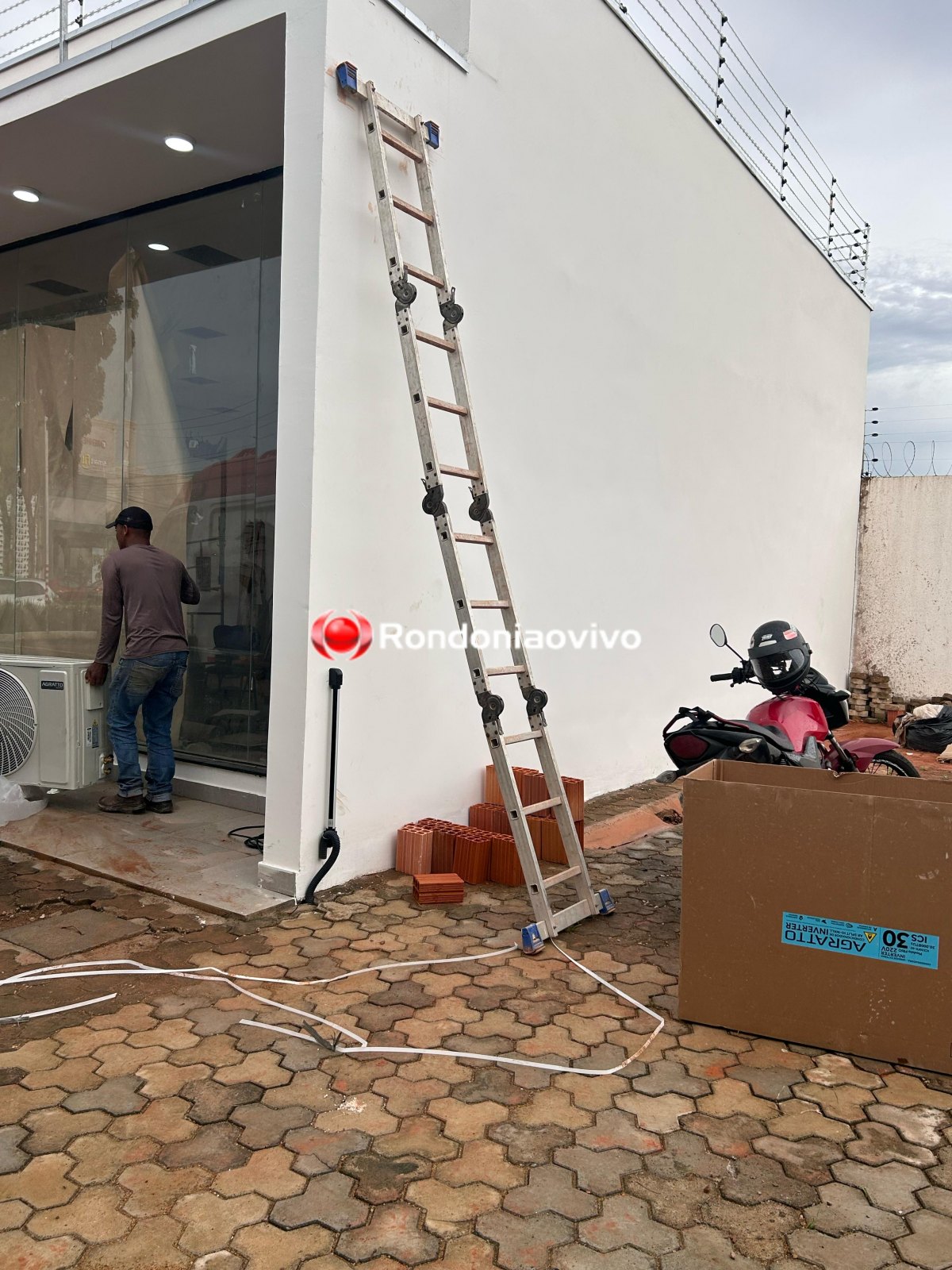 DESEQUILIBROU: Trabalhador sofre grave queda de escada junto com central de ar