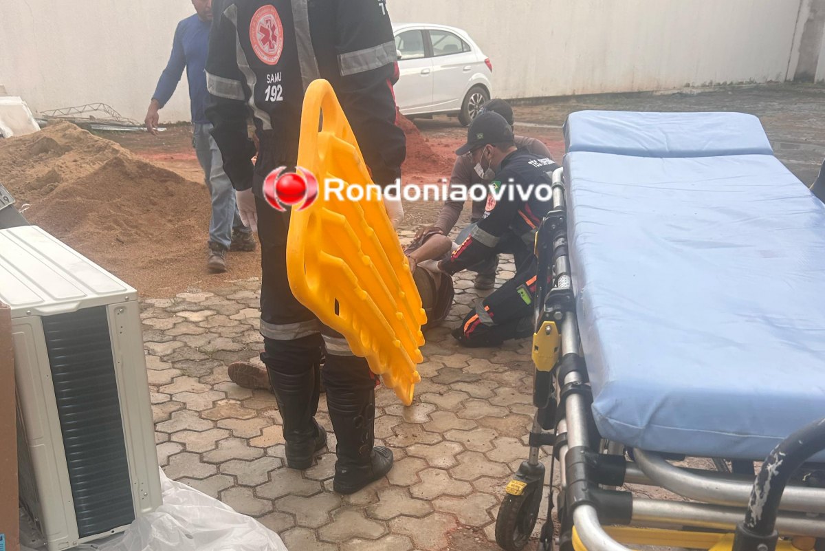DESEQUILIBROU: Trabalhador sofre grave queda de escada junto com central de ar