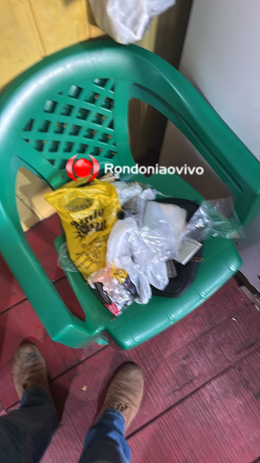 BOCA DE FUMO: Delegacia de Furtos e Roubos e PM prendem mulher por tráfico no Cai N'água 