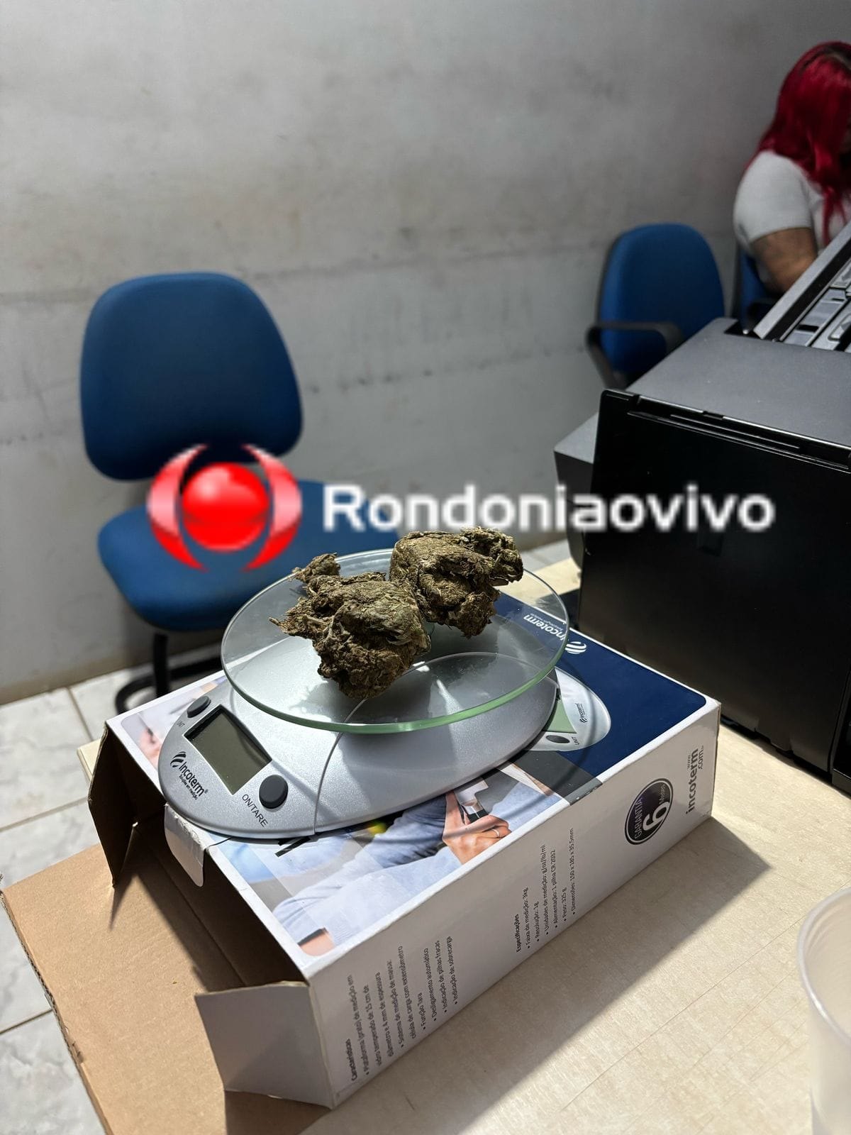 BOCA DE FUMO: Delegacia de Furtos e Roubos e PM prendem mulher por tráfico no Cai N'água 