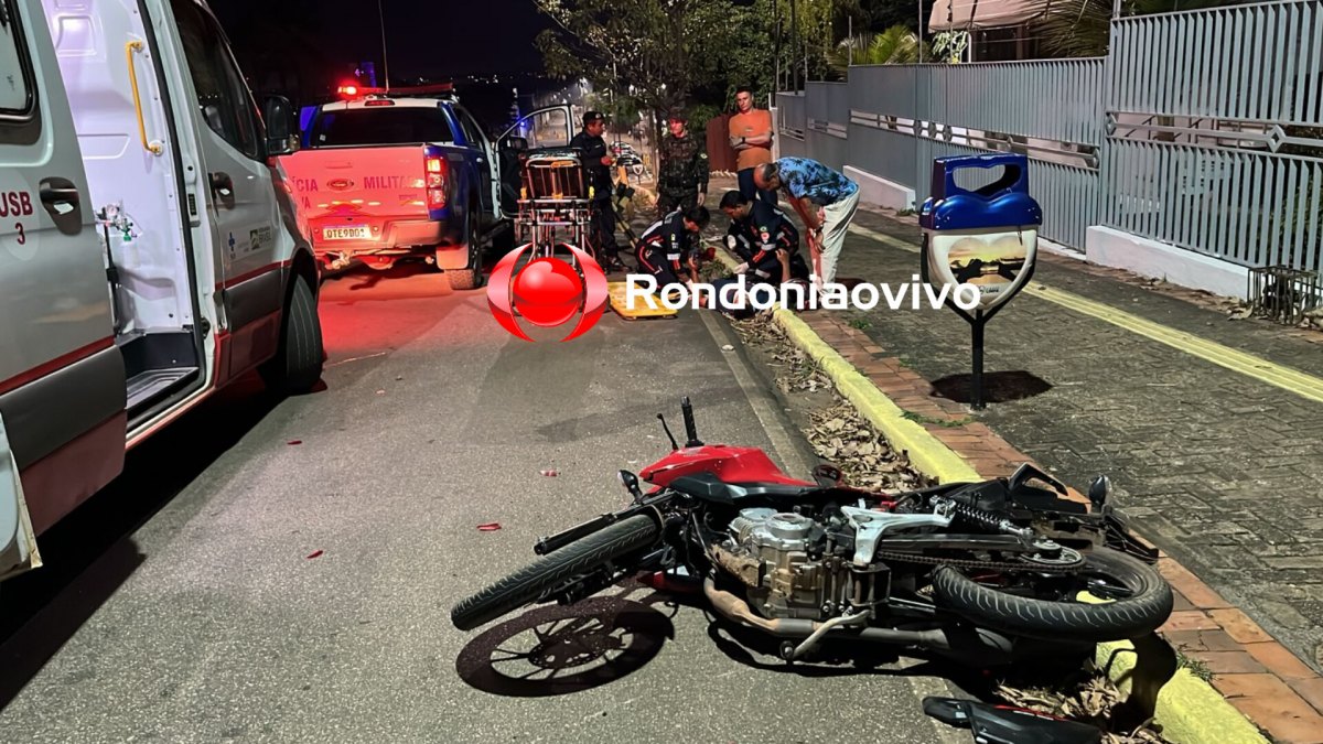 NO CENTRO: Colisão entre carro e moto deixa jovem com fratura na perna 