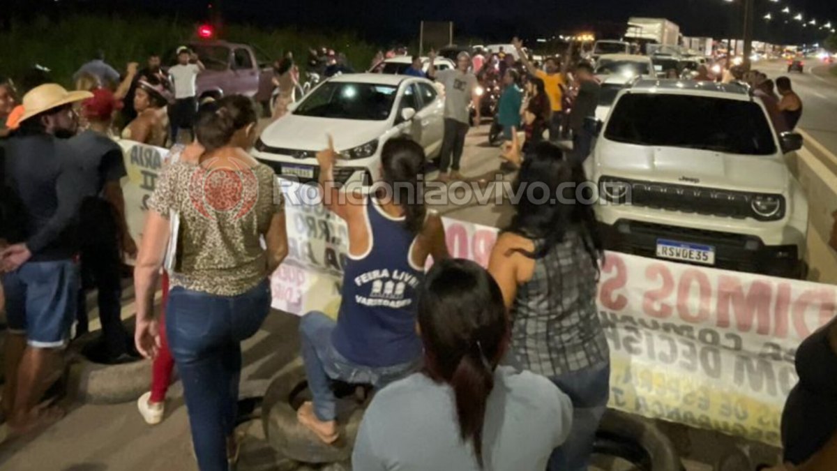 URGENTE: Moradores interditam a BR-364 durante manifestação 