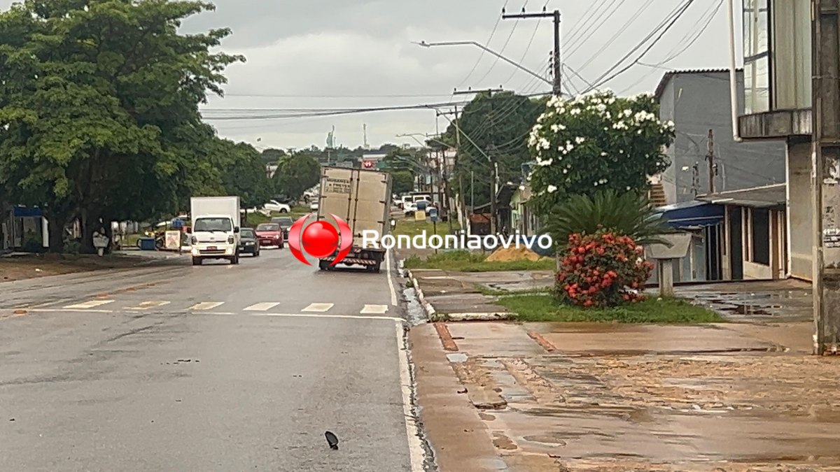 VÍDEO: Homem sofre grave acidente envolvendo motos e caminhão