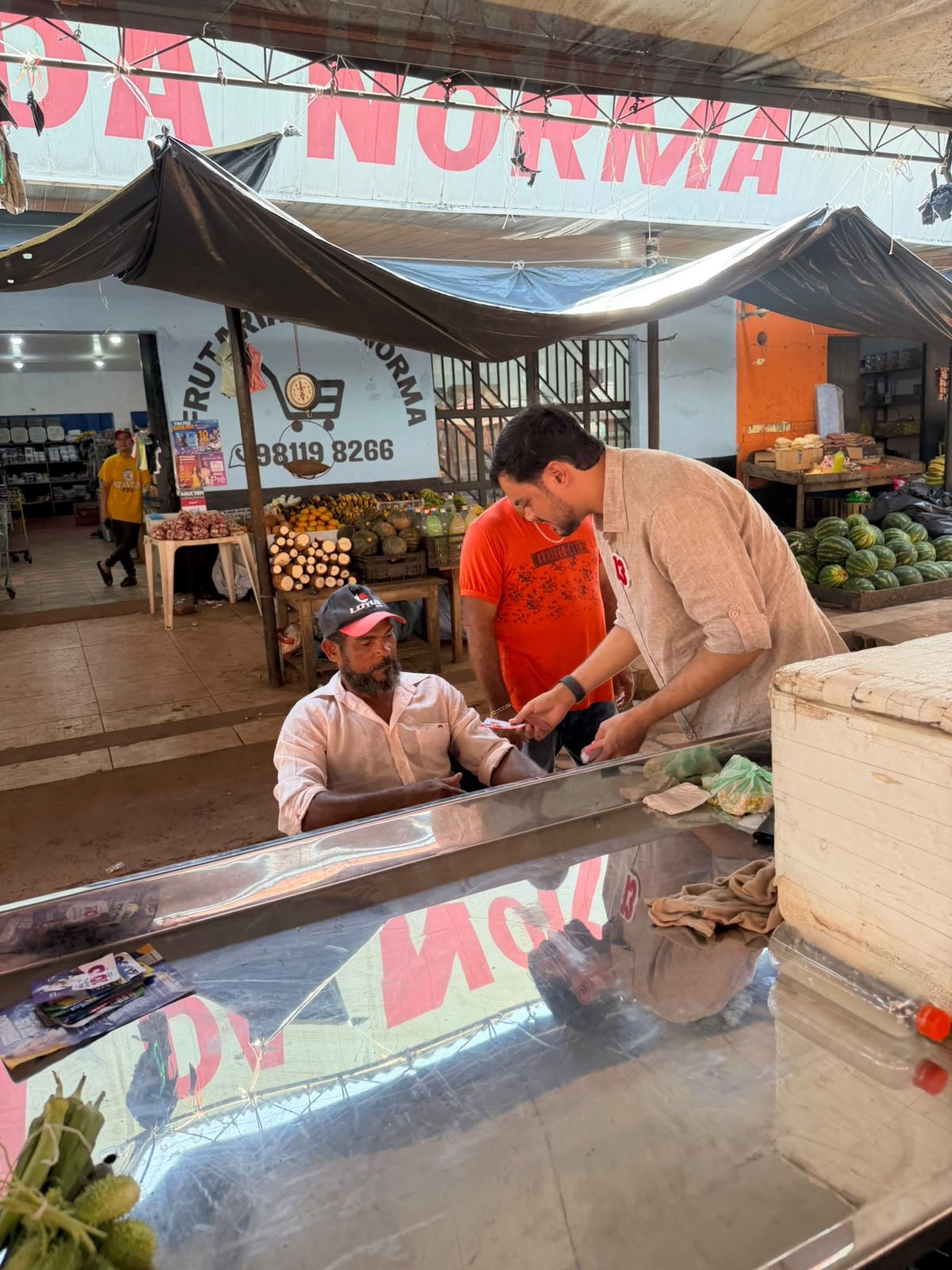 ELEIÇÕES 2026: Expedito Netto visita feira popular de Guajará-Mirim e conversa com moradores