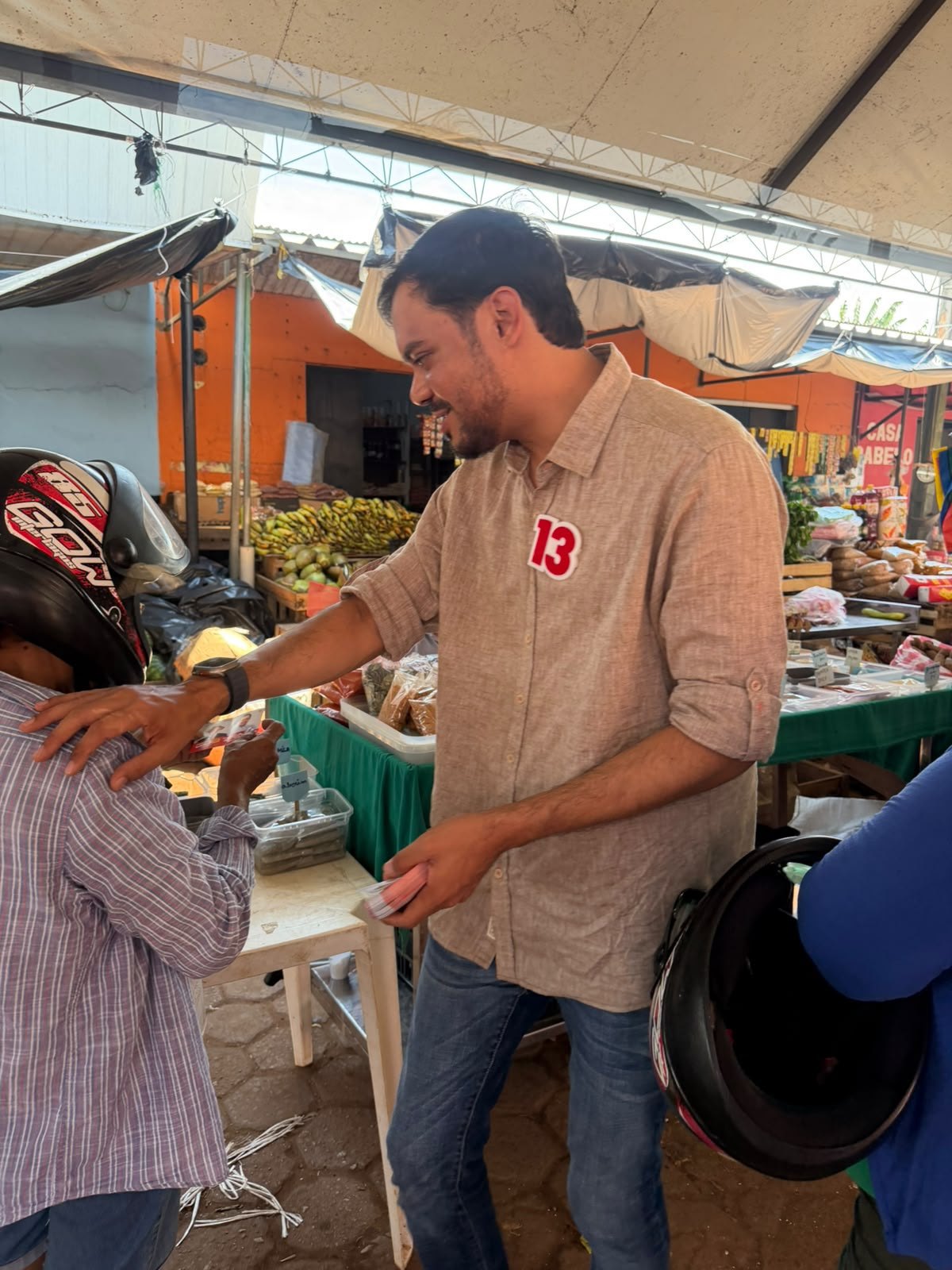 ELEIÇÕES 2026: Expedito Netto visita feira popular de Guajará-Mirim e conversa com moradores