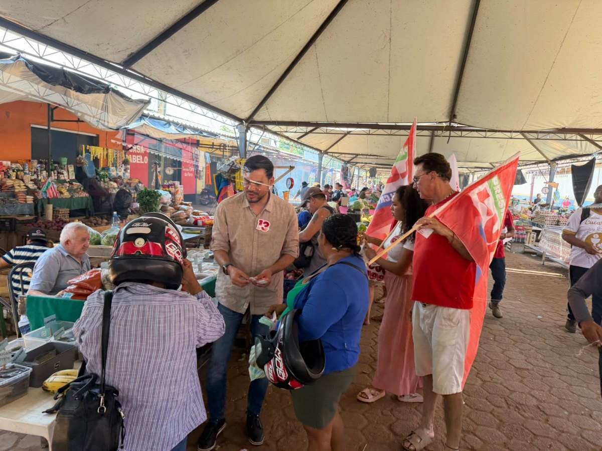 ELEIÇÕES 2026: Expedito Netto visita feira popular de Guajará-Mirim e conversa com moradores