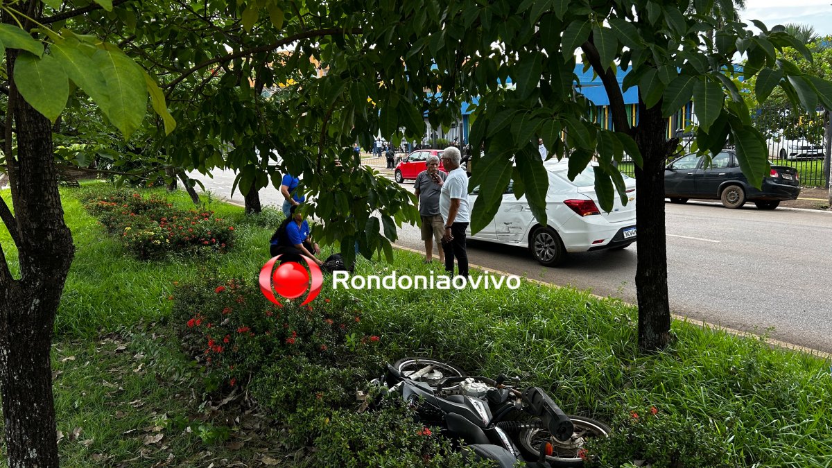 URGENTE: Mulher em motocicleta bate em árvore após colidir em carro
