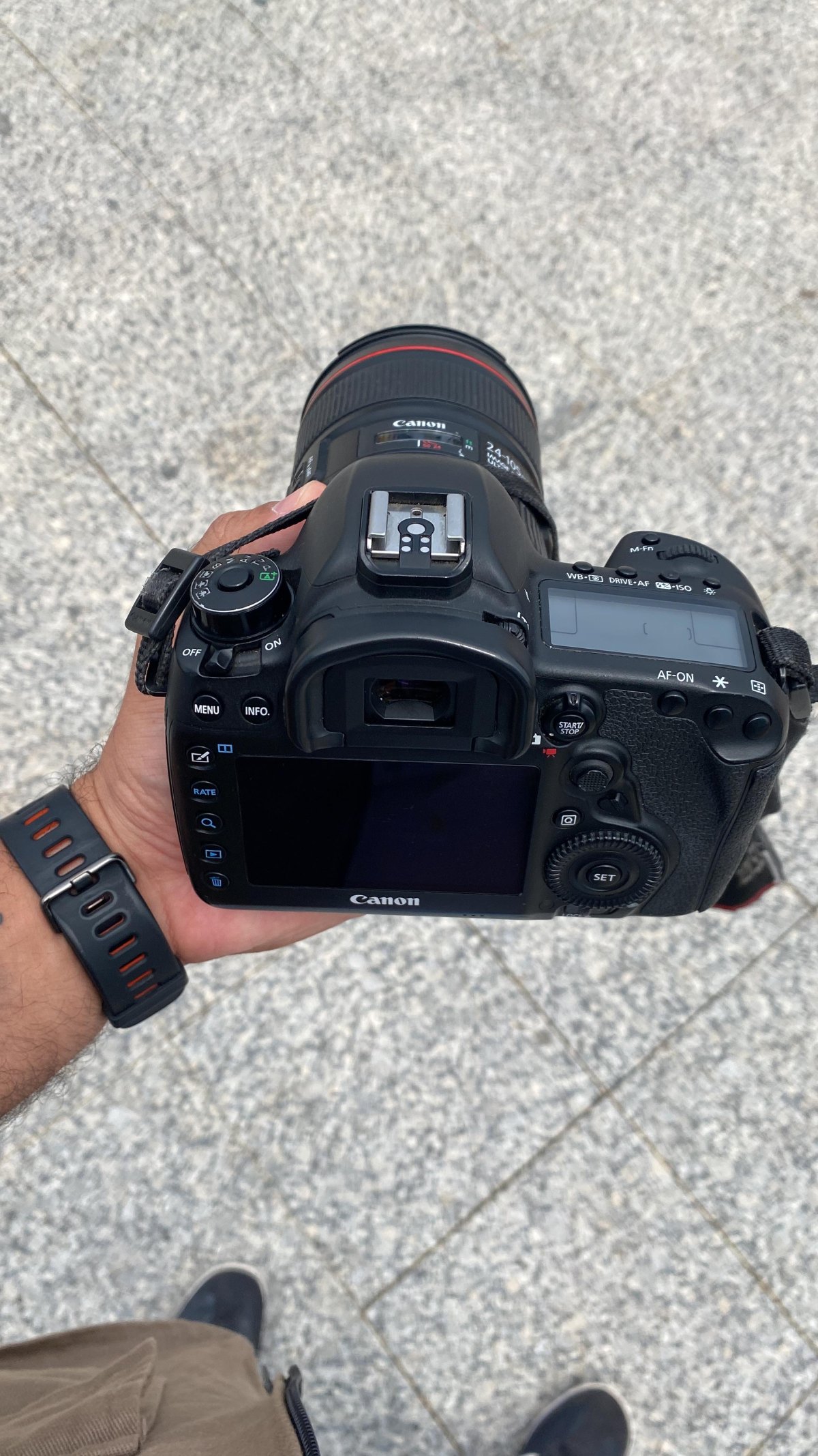 VÍDEO: Criminoso invade casa, furta equipamentos fotográficos de alto valor e foge