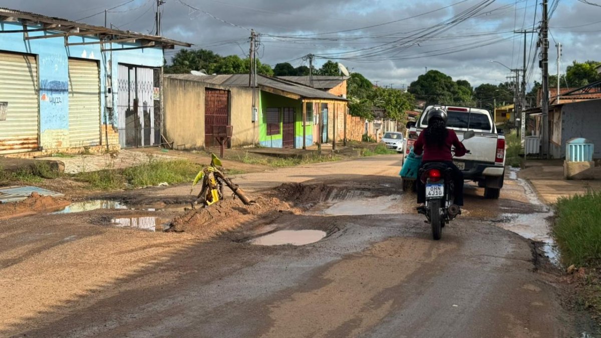 EDIMILSON DOURADO: Tapa buracos é realizado em rua na zona sul a pedido do vereador