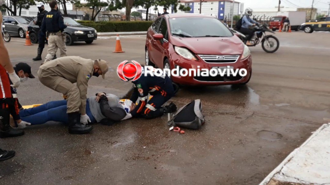INVADIU: Mulher em moto fica lesionada após ser atingida por carro na Jorge Teixeira