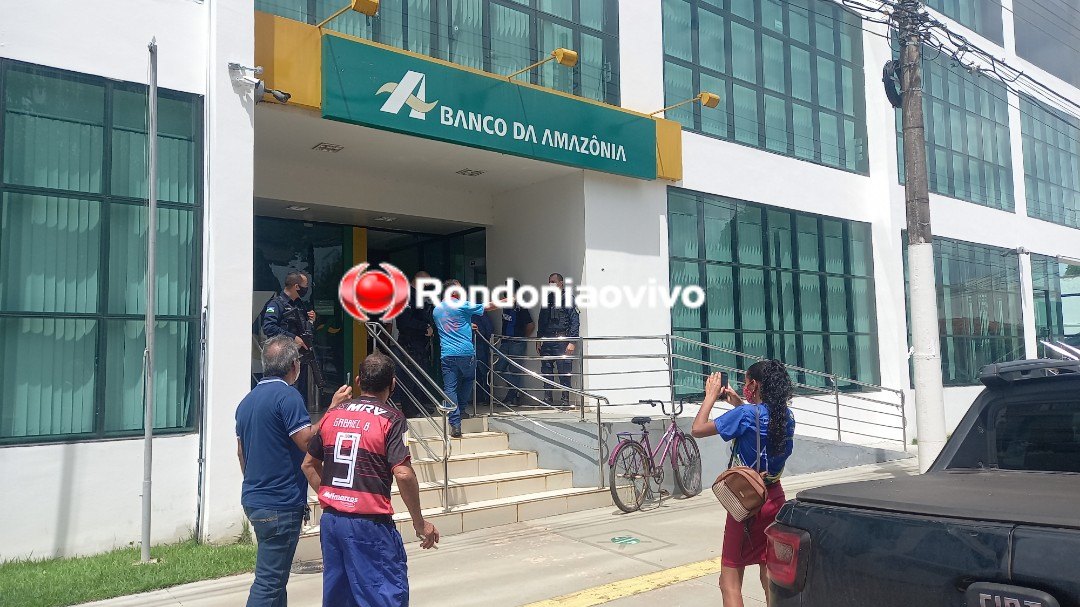 VÍDEO: Tiroteio durante roubo de R$ 50 mil a empresário na frente de banco
