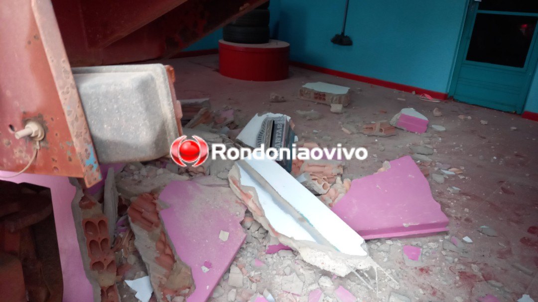 ASSISTA: Caçamba desgovernada desce ladeira e invade casa na zona Sul