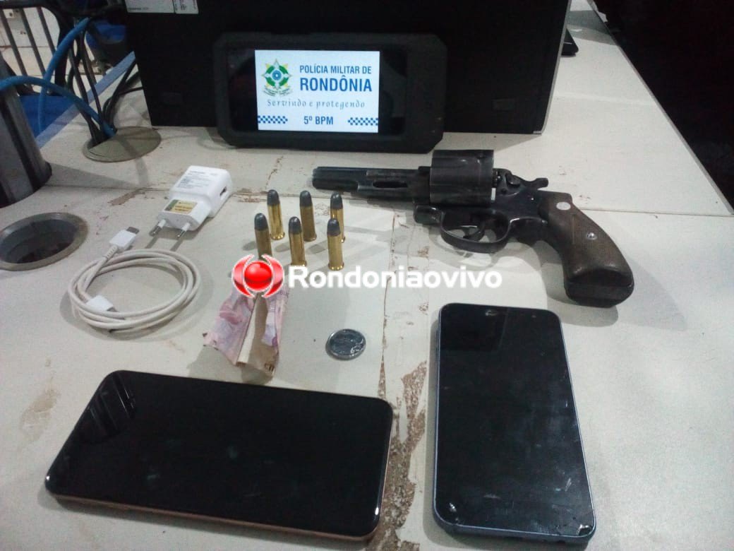 ESCONDIDO: Após denúncia, PM prende criminoso em matagal com moto roubada e armado