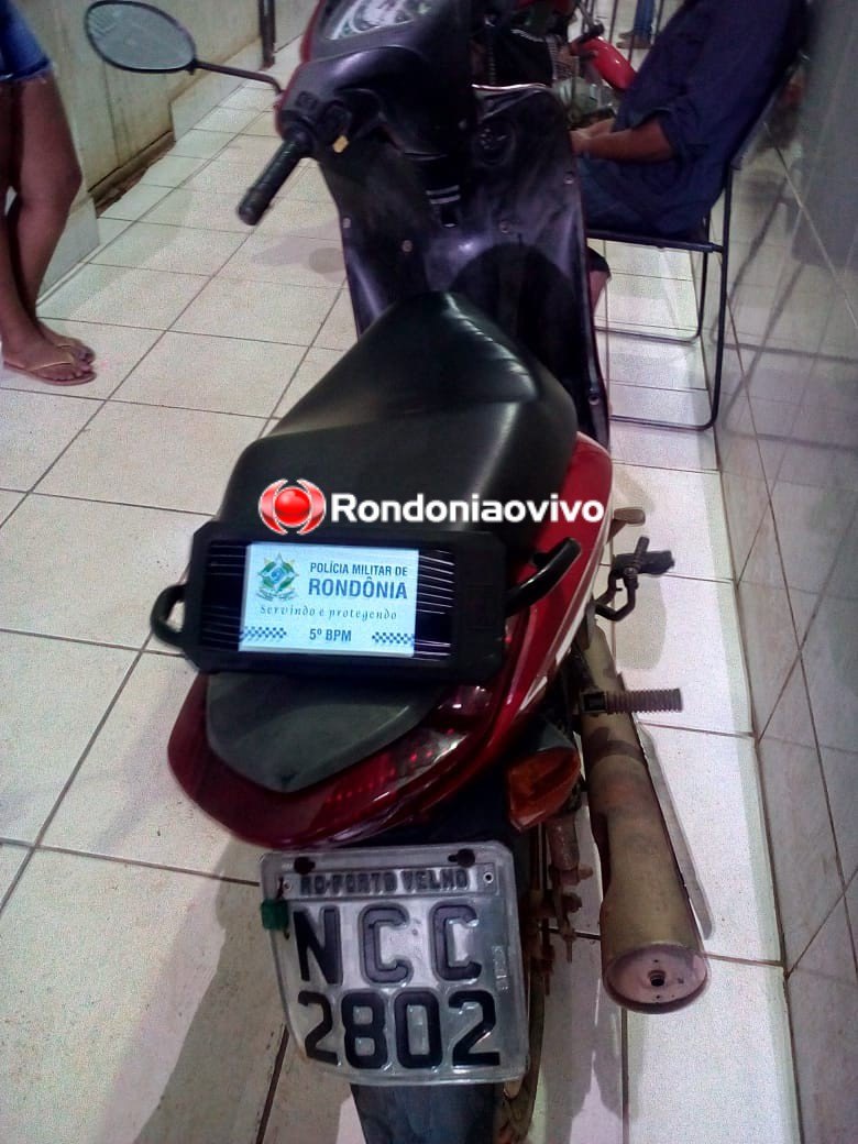 ESCONDIDO: Após denúncia, PM prende criminoso em matagal com moto roubada e armado