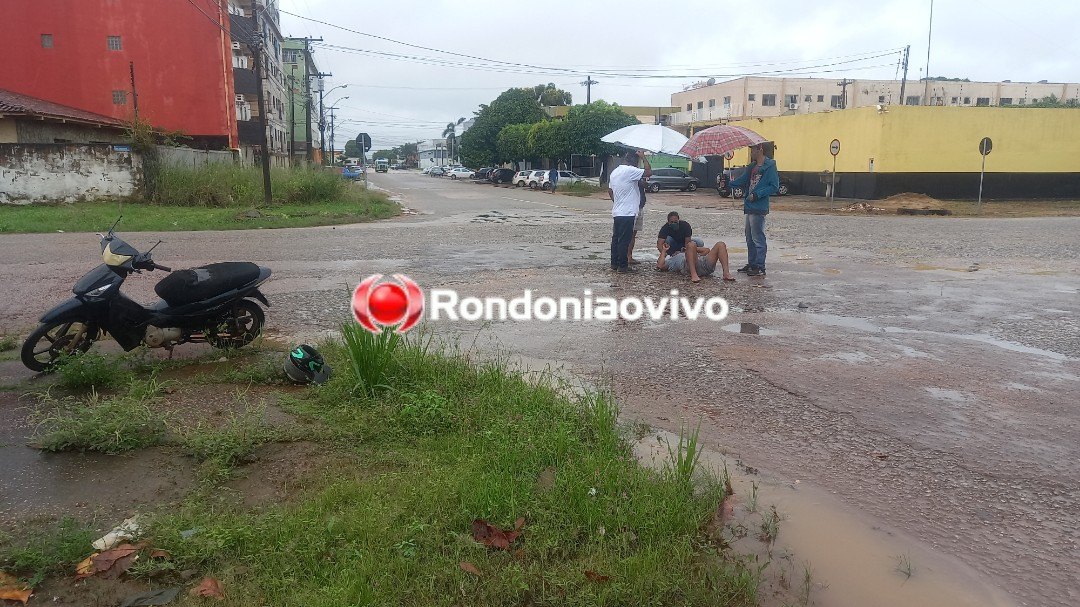 VÍDEO: Motociclista fica com lesão grave na cabeça após colisão com carro